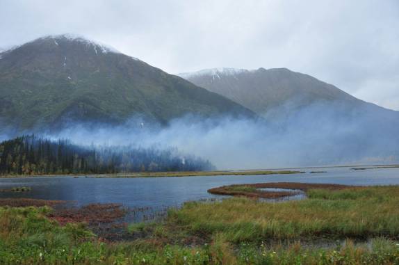 Mesmo com chuca, também há incêndios no ALaska! (estrada para Seward, na Península do Kenai, sul do Alaska). Esse aí parece ter sido planejado...